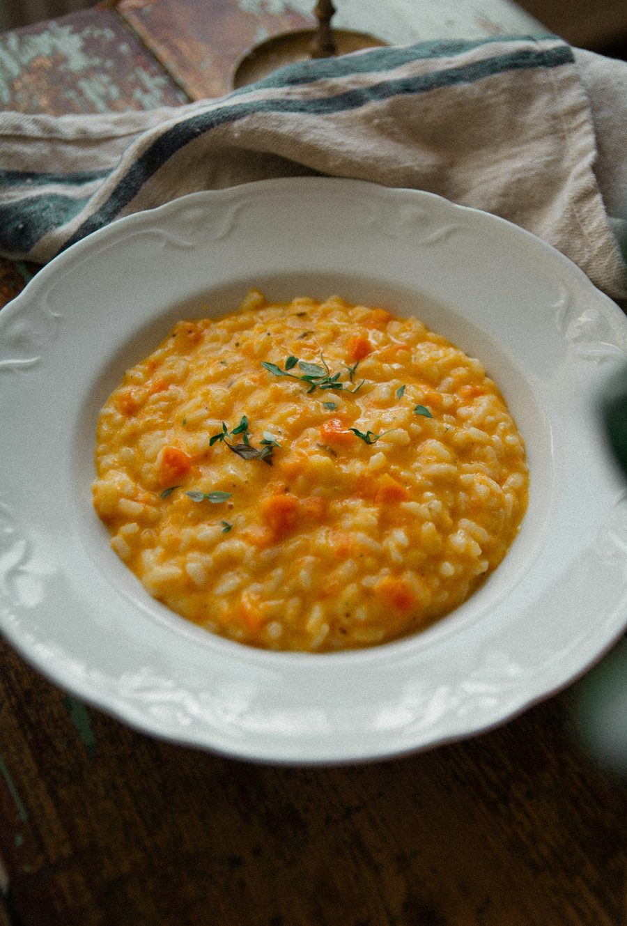 Risoto de abóbora em prato de porcelana